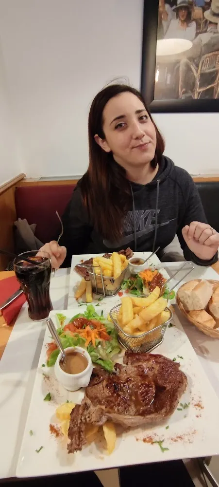 Bistec Con Guarnición de Patatas Y Ensalada